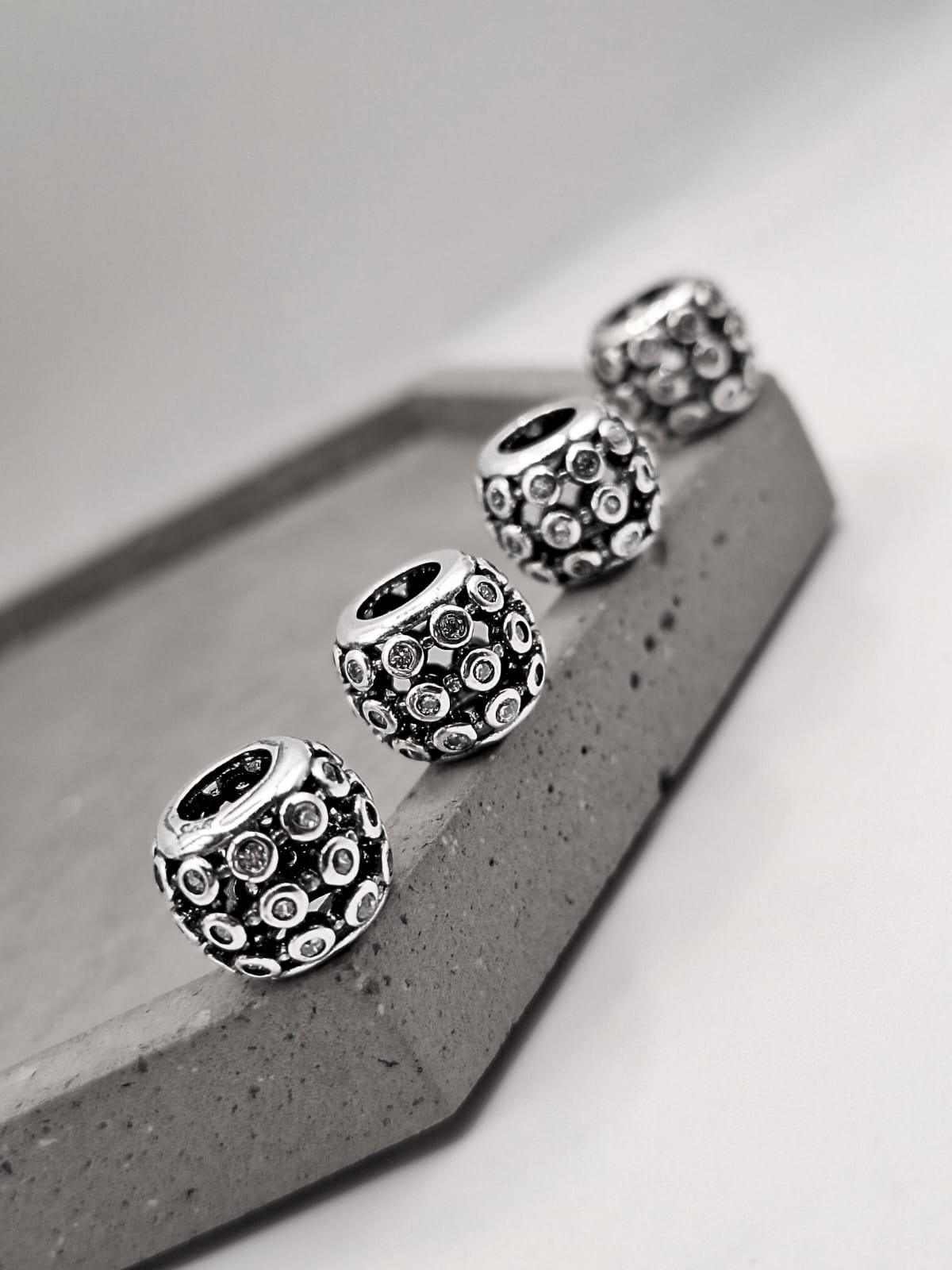 BERLOQUE SEPARADOR PRETO COM PEDRA DE ZIRCÔNIA BRANCA