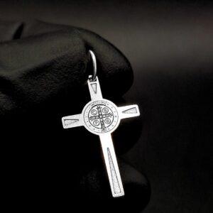 COLAR COM PINGENTE CRUZ COM SÃO BENTO