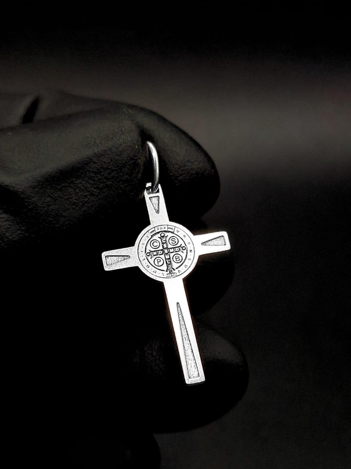 COLAR COM PINGENTE CRUZ COM SÃO BENTO