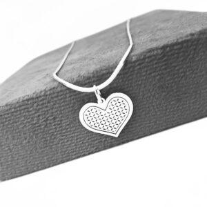 COLAR COM PINGENTE CORAÇÃO