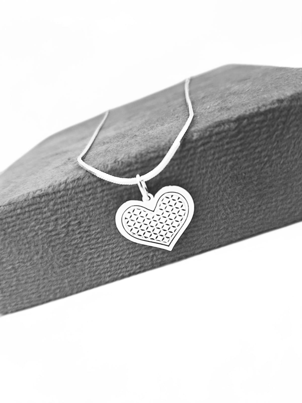 COLAR COM PINGENTE CORAÇÃO